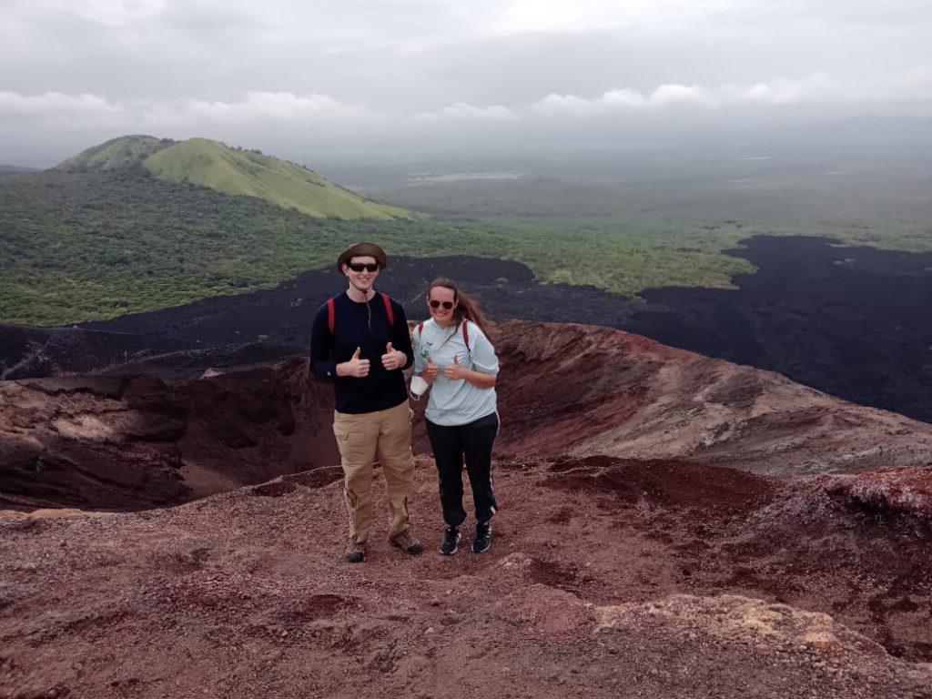 两个人站在火山上.